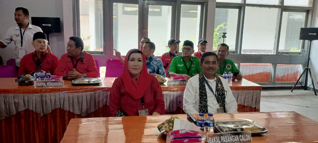 Dikawal Dirwan Mahmud Mantan Bupati Terpilih Oleh Rakyat,Hj Elva Hartati - H Makrizal Nedi Mendaftar Ke KPU Selatan