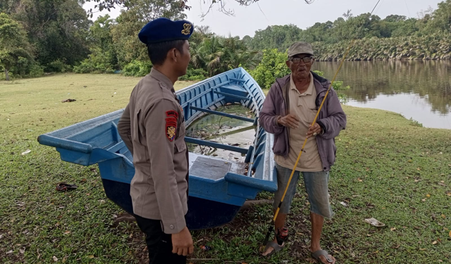 Sat Polair Polres Mukomuko Sambangi Warga Pesisir, Sampaikan Imbauan Pilkada Damai dan Waspada Hoaks