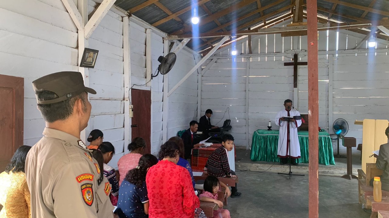 Polsek Kaur Selatan Monitoring Kegiatan dan Pengamanan Ibadah Gereja Umat Kristiani di Postel HKBP Pondok Pusaka