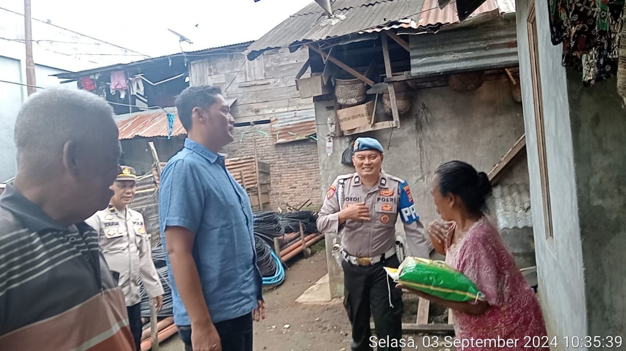 Bakti Sosial, Polsek Sindang Kelingi Bagikan Bantuan Kepada Warga Kurang Mampu