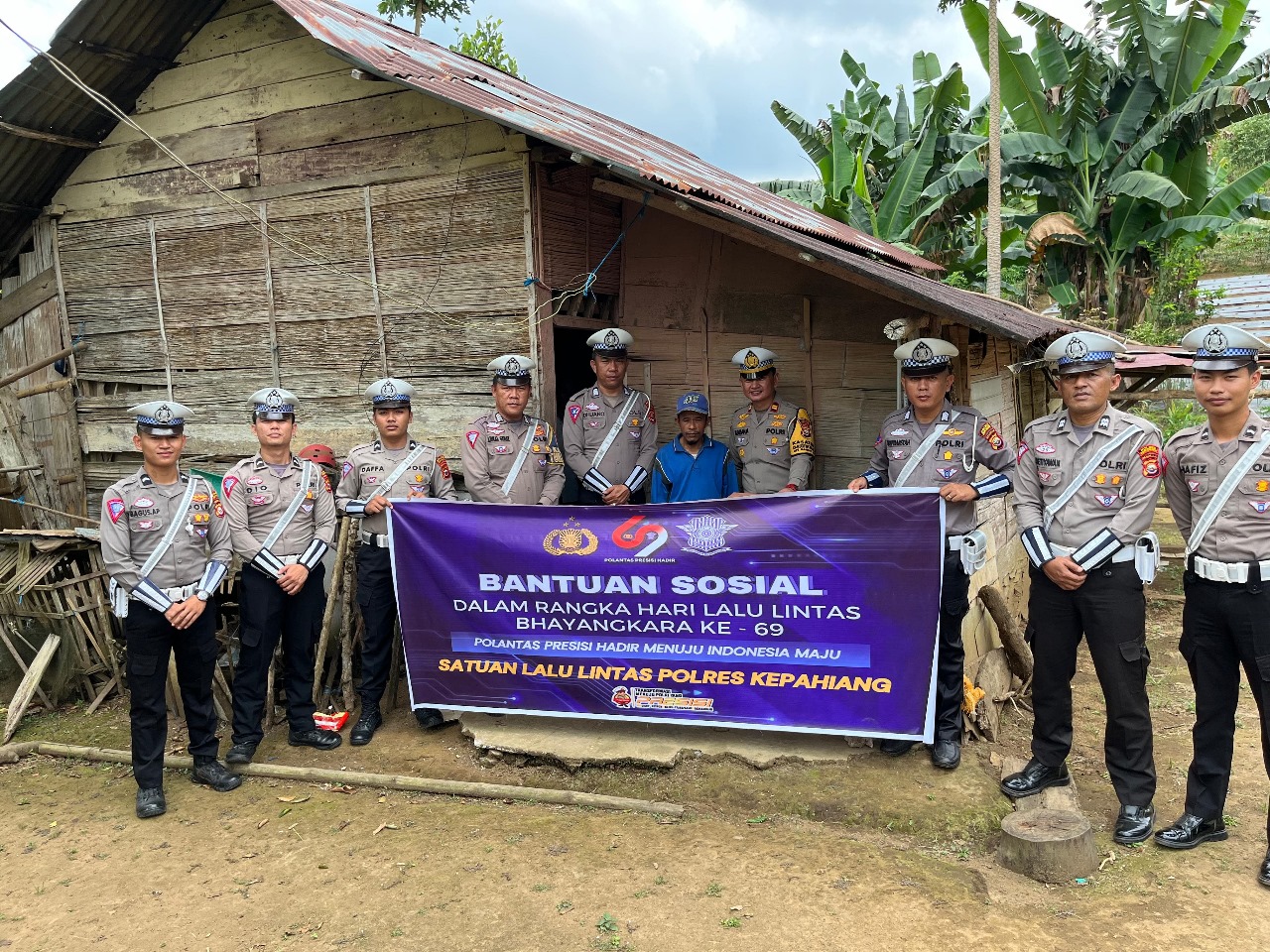 Satlantas Polres Kepahiang Berikan Bantuan Sosial Dalam Rangka Hut Lalu Lintas Bhayangkara Ke-69