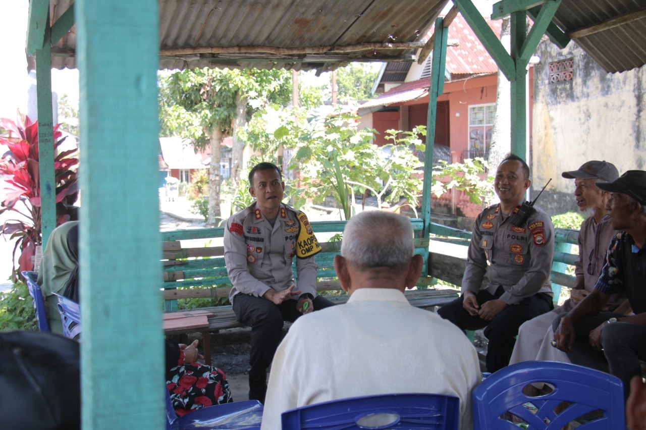 Kapolres Rejang Lebong Didampingi Kapolsek Selupu Rejang Jumat Curhat di Kelurahan Batu Galing