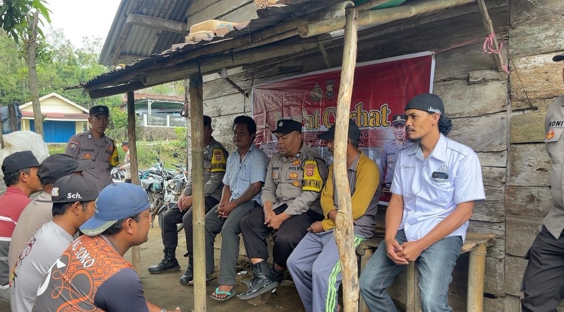 Bhabinkamtibmas Polsek Sindang Dataran Jumat Curhat Bersama Warga