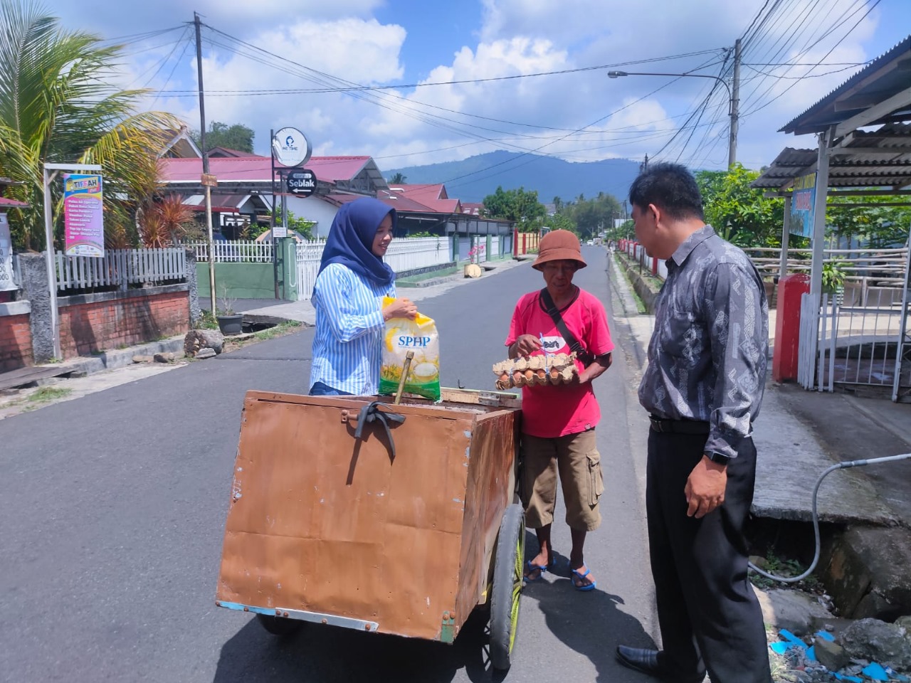 Tiga Warga Rejang Lebong Terima Bantuan Sosial Program Selasa Berbagi Kapolres Rejang Lebong 