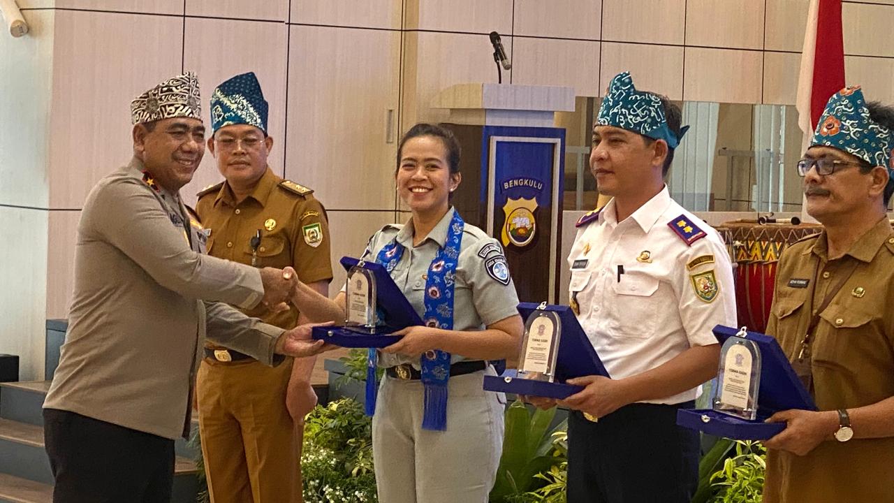 Kepala Jasa Raharja Bengkulu Terima Penghargaan dari Polda Bengkulu dalam Peringatan Hari Lalu Lintas Bhayangkara ke-69