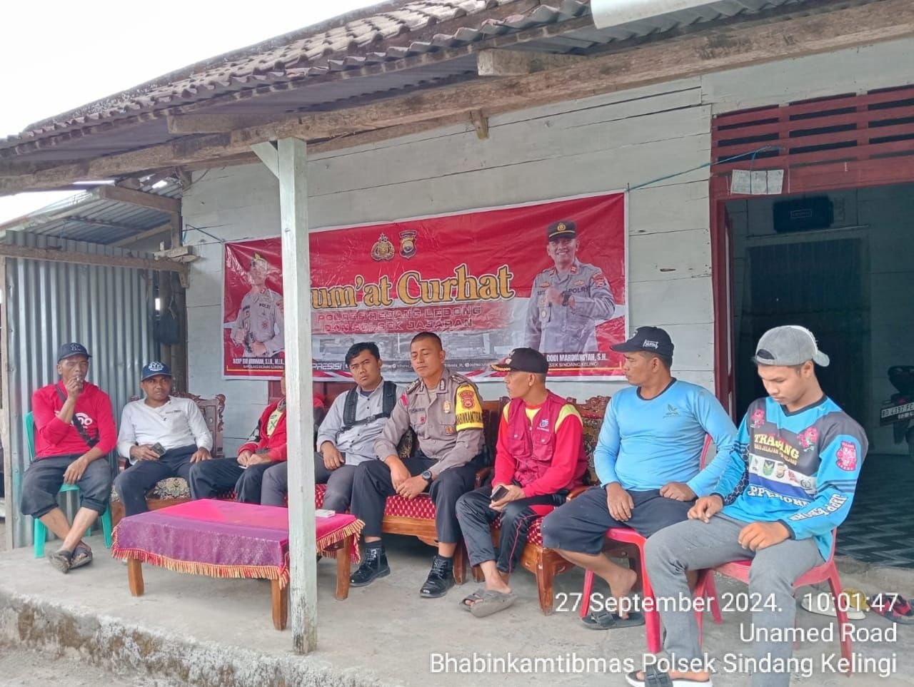 Kapolsek Sindang Kelingi Bersama Personel Polsek Sindang Kelingi Laksanakan Jumat Curhat