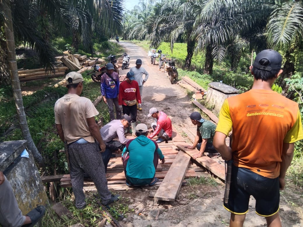 Personel Polsek Maje Gotong Royong Perbaiki Jembatan di Desa Sinarmulya