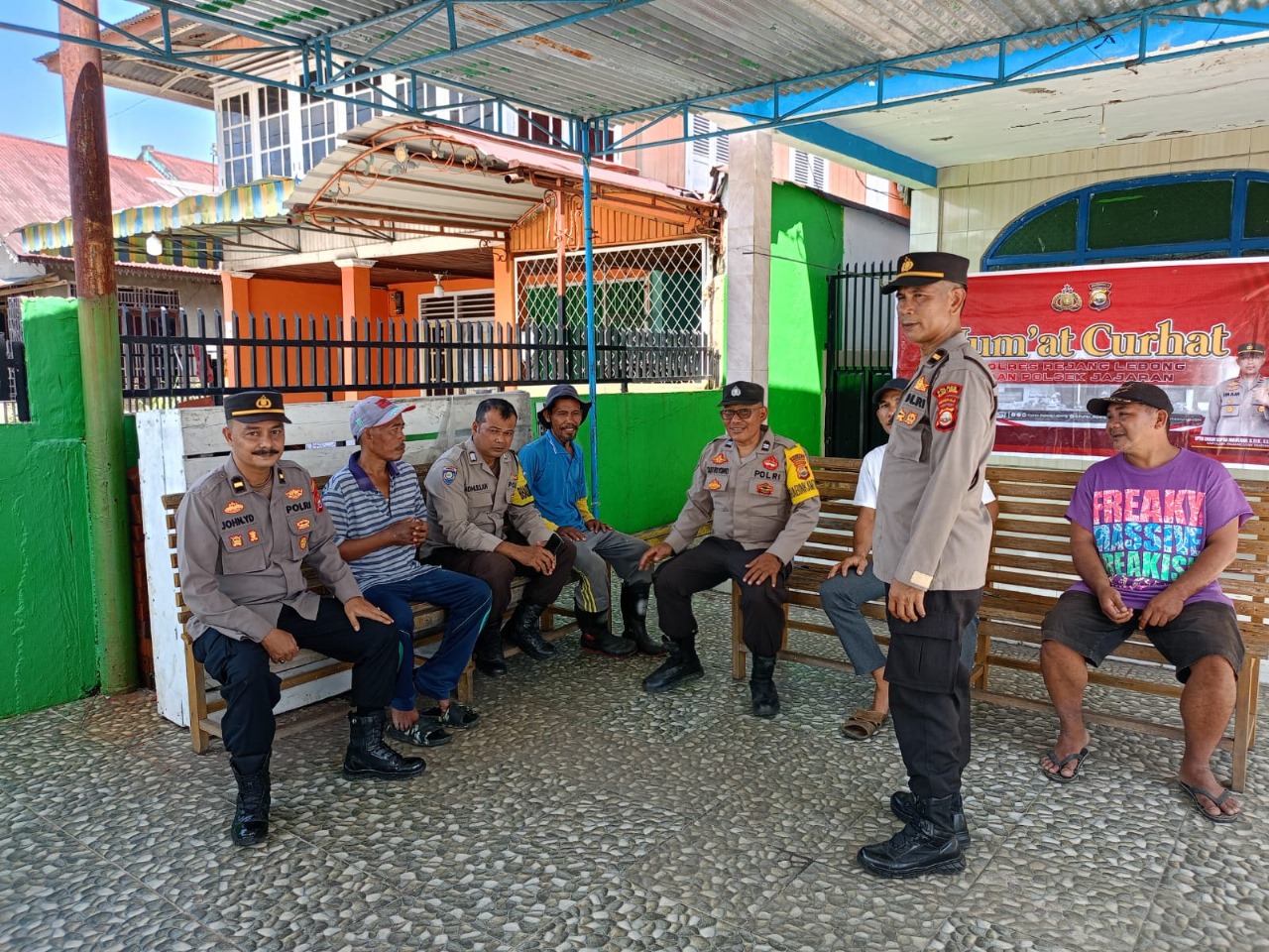 Bhabinkamtibmas Jumat Curhat Bersama Warga Padang Ulak Tanding, Sampaikan Pesan Kamtibmas 