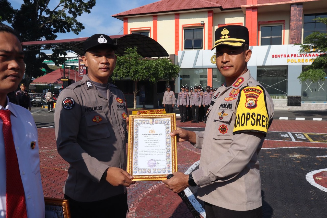 Kapolres Rejang Lebong Berikan Reward Kepada Personel Berprestasi