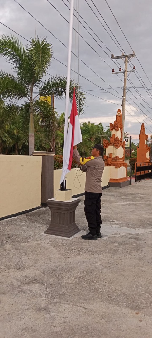 Polsek Kaur Tengah Laksanakan Pengontrolan Instalasi Listrik dan Penurunan Bendera Merah Putih