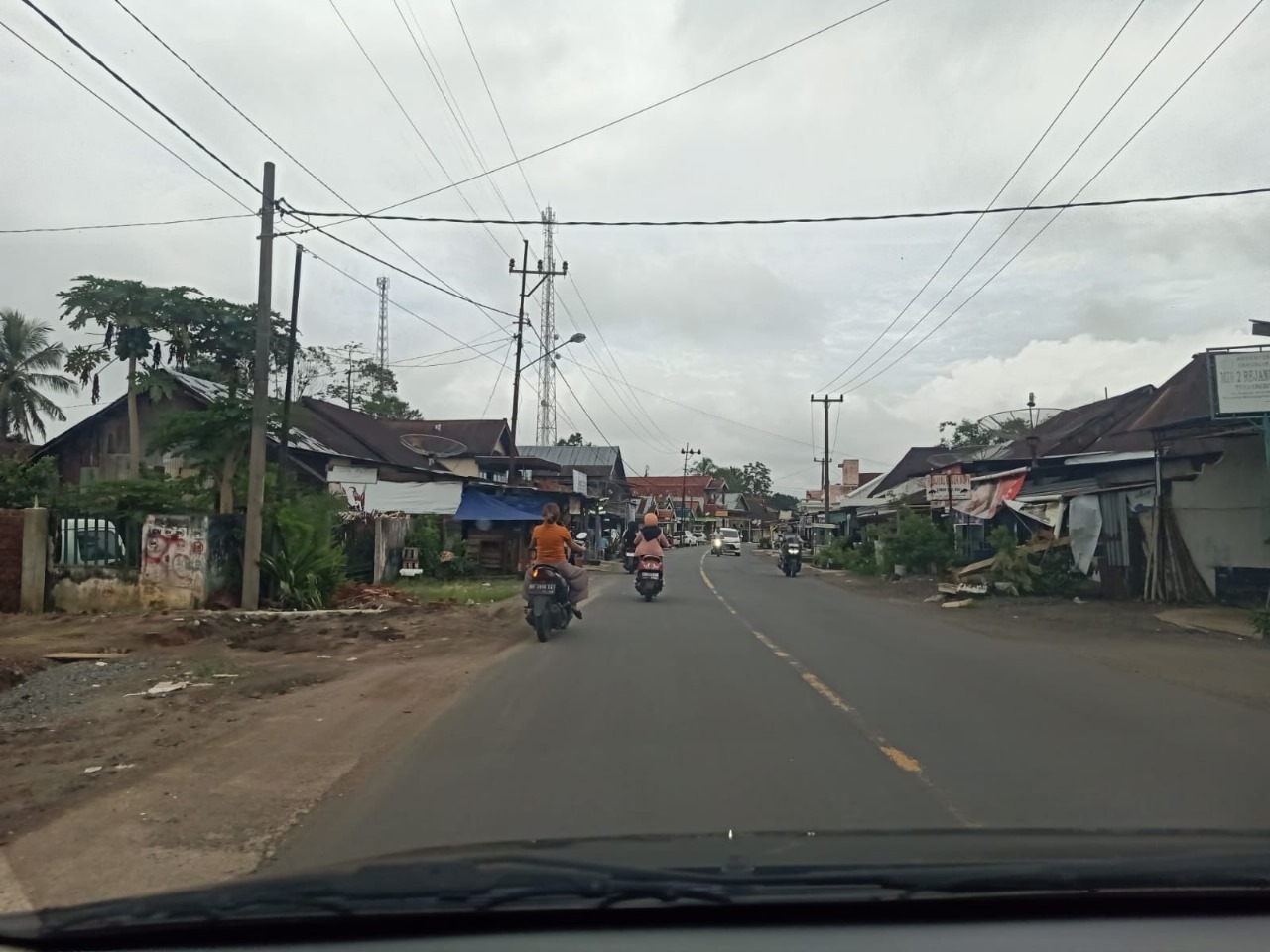 Polsek Sindang Kelingi Kawal Jalur Lintas Curup-Lubuk Linggau Demi Keamanan Pengendara