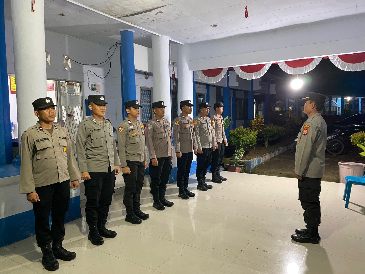 Sukseskan Pilkada 2024, Polsek Kampung Melayu Laksanaan Pengamanan Logistik Pemilu di Kantor PPK Kecamatan 