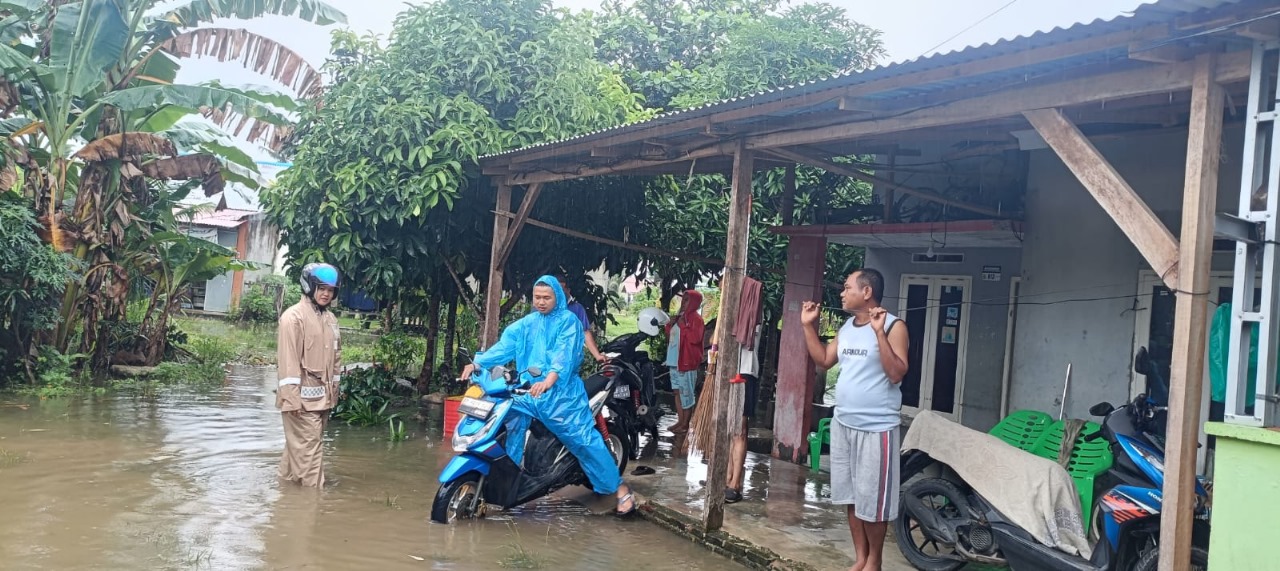 Tanggap, Bhabinkamtibmas Kelurahan Padang Serai Laksanakan Sambang dan Pemantauan di Beberapa Wilayah yang Terdampak Banjir