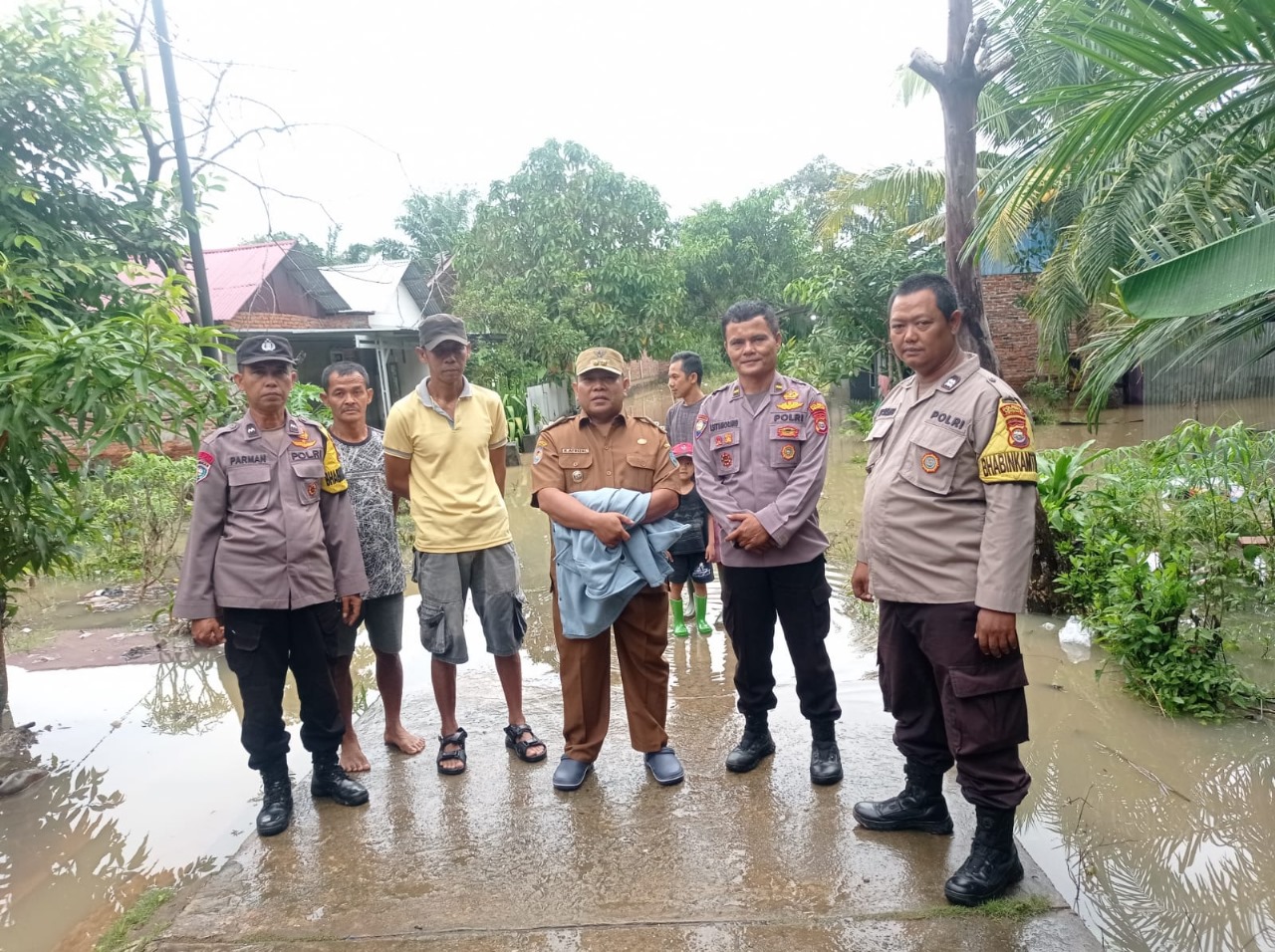 Kanit Binmas dan Bhabinkamtibmas Polsek Kampung Melayu Tanggap Darurat Banjir