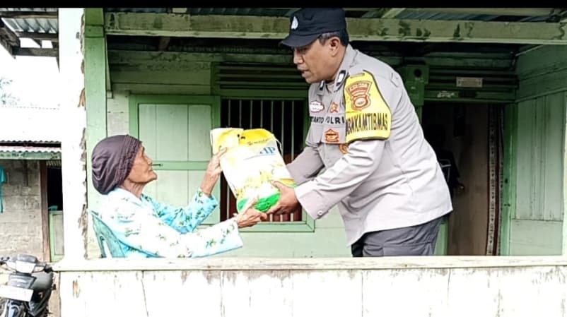 Polsek Bermani Ulu Berbagi Kepedulian untuk Warga Kurang Mampu di Desa Pal VIII