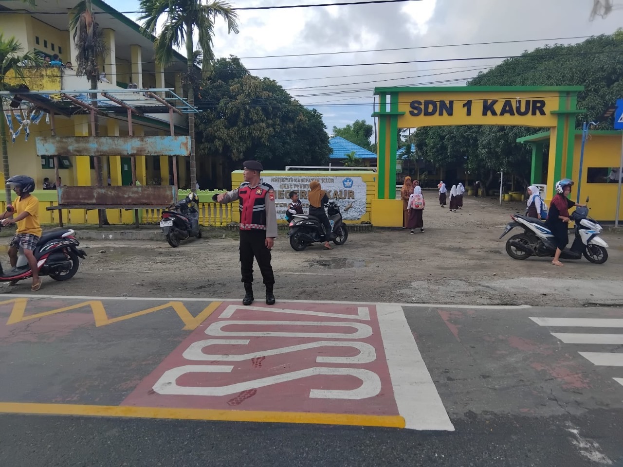 Polres Kaur Gelar Apel Pagi dan Pengaturan Lalu Lintas di Depan SDN 01 Kaur