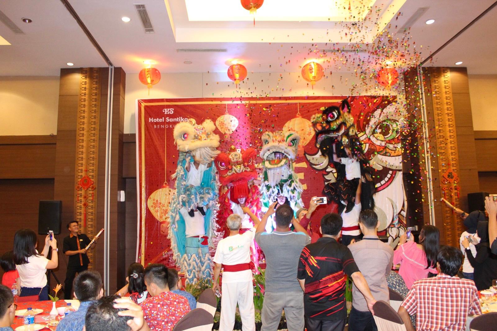 Tahun Baru Imlek di Hotel Santika Bengkulu, Nikmati Makan Malam Sepuasnya dan Penampilan Spesial Barongsai