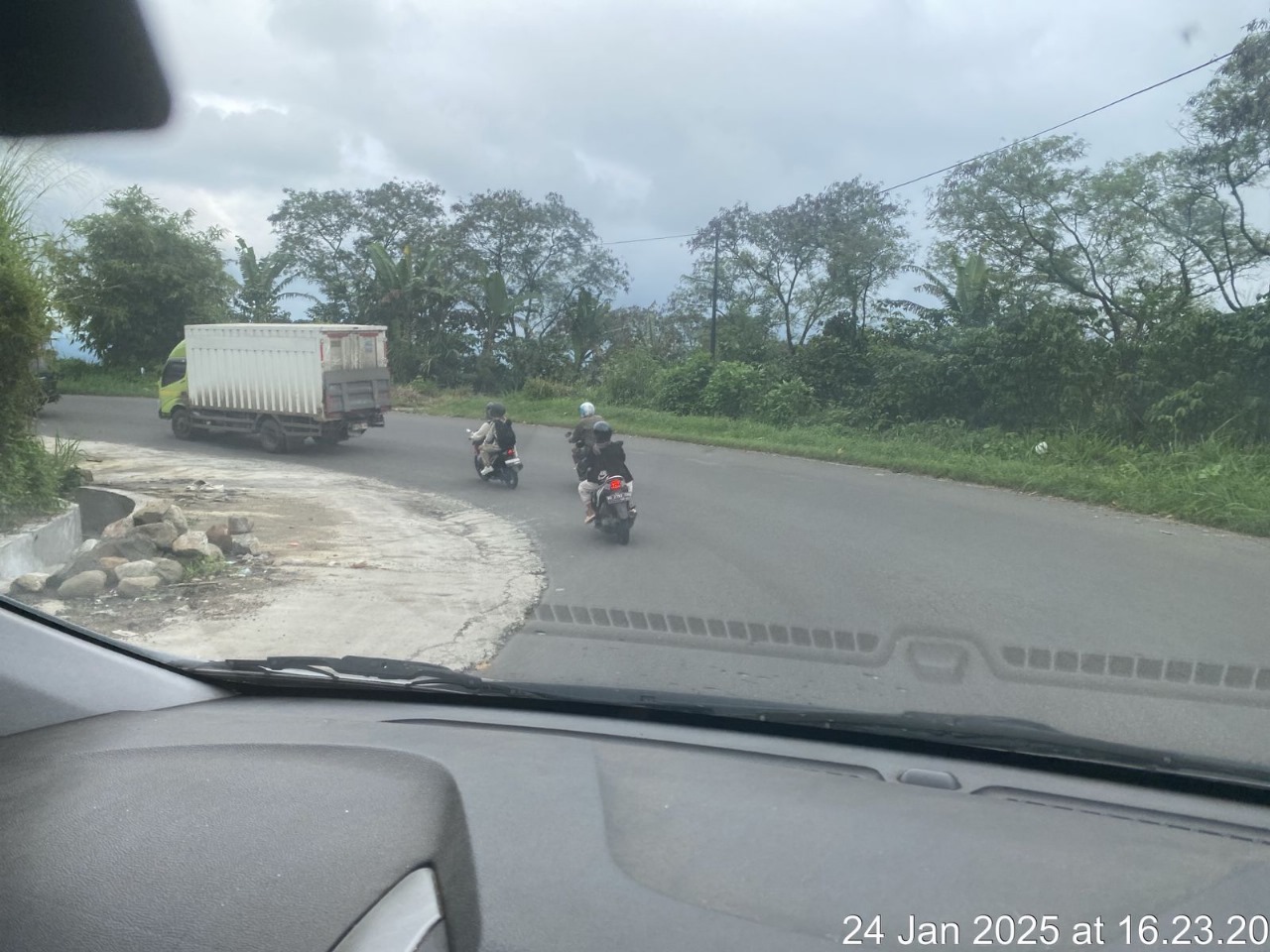 Polsek Sindang Kelingi Kawal Jalur Curup-Lubuk Linggau untuk Keamanan Pengguna Jalan