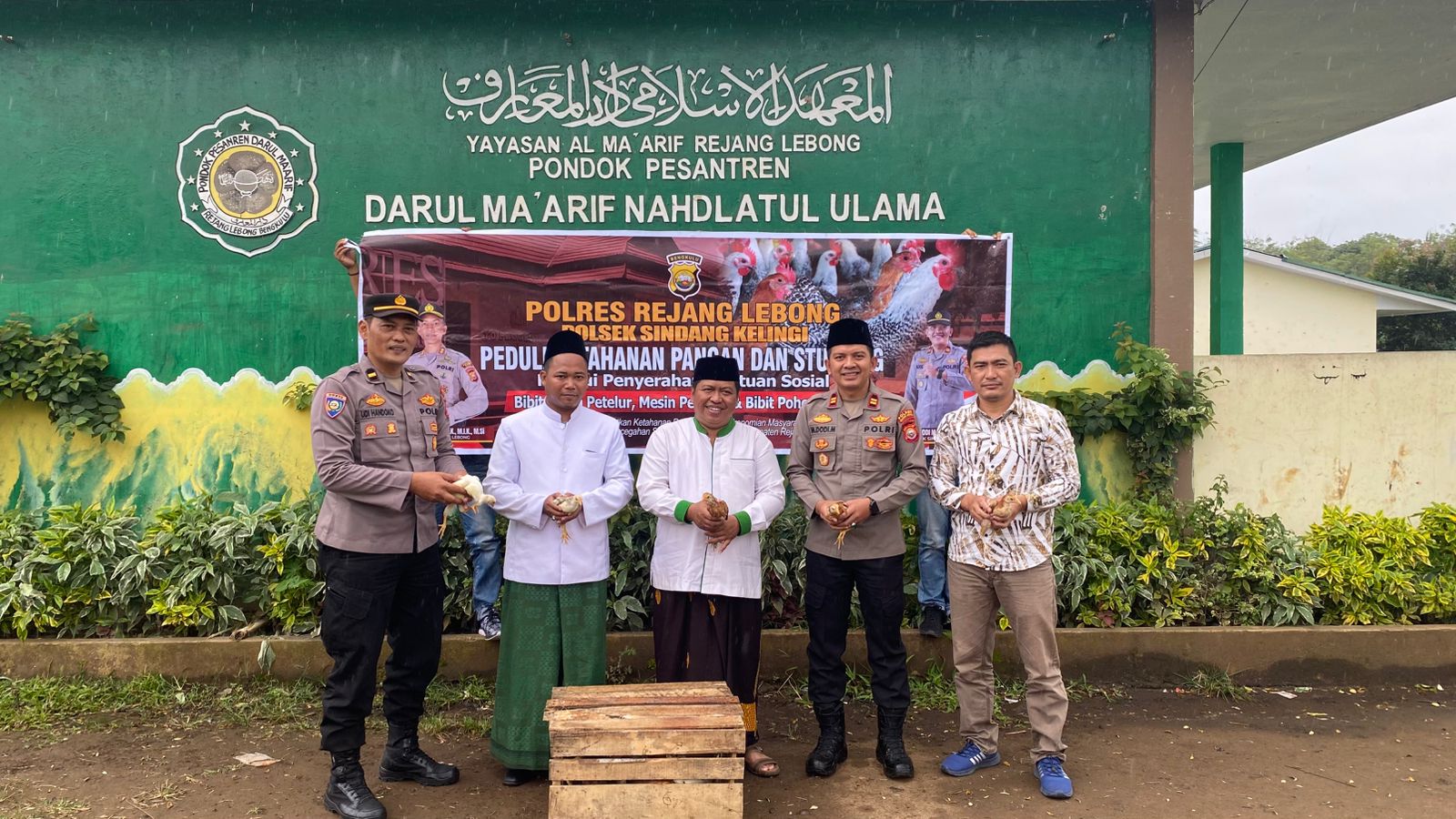 Kapolsek Sindang Kelingi Serahkan Bantuan Bibit Ayam dan Mesin Tetas untuk Pondok Pesantren Darul Ma’arif Nahdlatul Ulama