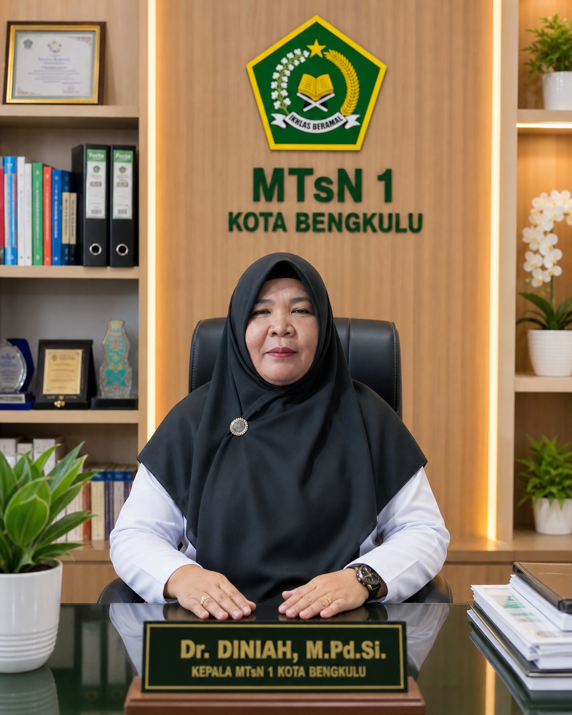 Kepala Madrasah Tsanawiyah Negeri (MTsN) 1 Kota Bengkulu Dr. Diniah, M.Pd.Si