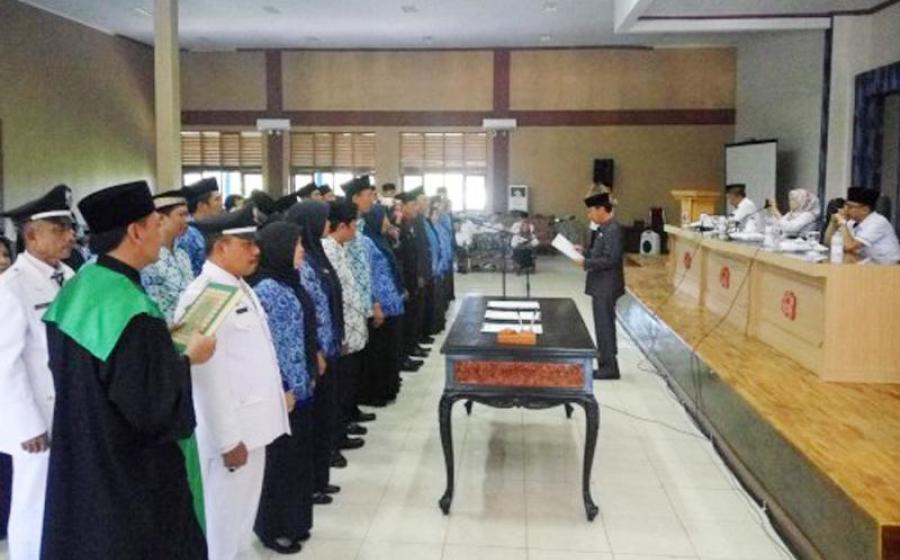 Pelantikan terhadap 45 orang ASN ini terdiri dari 3 orang eselon III, 37 orang eselon IV, dan 5 orang kepala sekolah yaitu 3 orang kepala sekolah SD dan 2 orang kepala sekolah SMP
