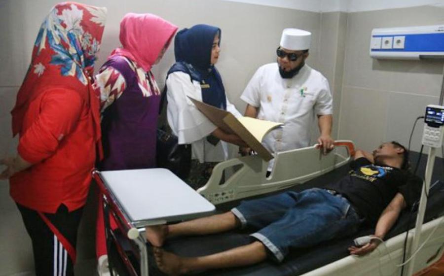 Walikota bnegkulu Helmi Hasan saat mengunjungi sekaligus mengantar pasien miskin yang diduga ditolak berobat di RSUD M Yunus.