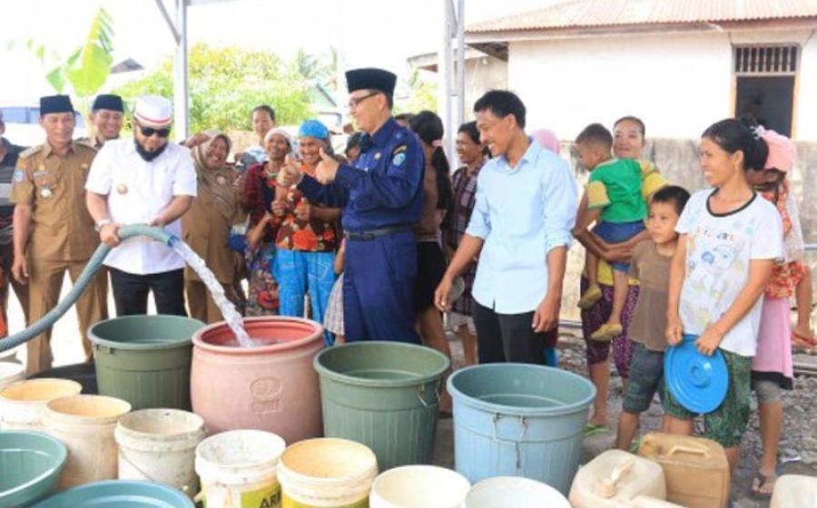 Walikota Bengkulu Helmi Hasan bersama dengan PDAM Kota bergerak menyalurkan air bersih ke lokasi Jalan Karang Indah, Selebar