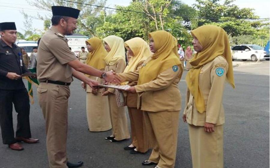 Sekretaris Kota Bengkulu Marjon, menyerahkan secara simbolik Surat Keputusan (SK) kenaikan pangkat kepada 372 pegawai negeri sipil dilingkup Pemkot Bengkulu