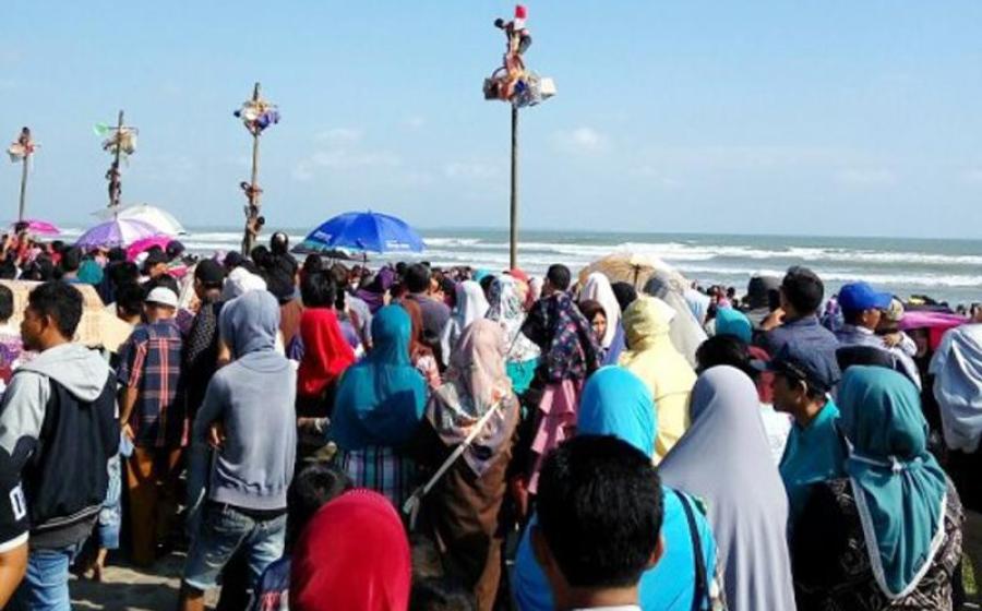 Memperingati Hari Ulang Tahun RI ke 72 Pemerintah Provinsi Bengkulu menggelar lomba panjat pinang di Pantai Panjang, Minggu (20/8/2017)