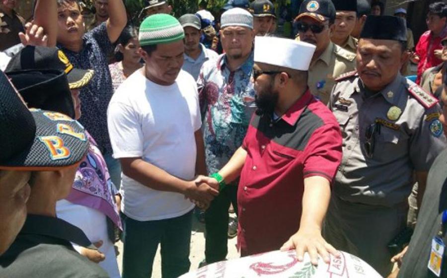 Walikota Bengkulu saat mengunjungi korban banjir Kampung Bahari, Kelurahan Sumber Jaya