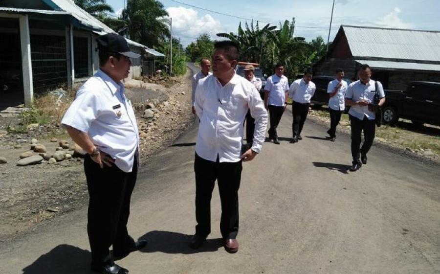 saat Bupati Seluma, Bundra Jaya sidak jalan di Jenggalu