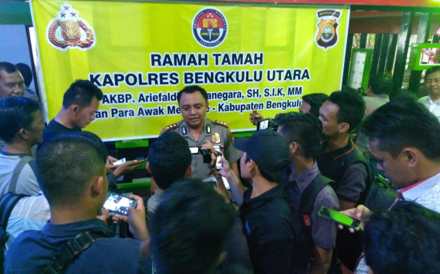 kapolres bengkulu utara bersama awak media