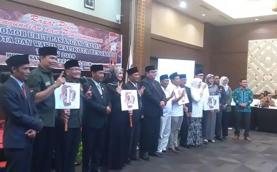 pengambilan nomor urut oleh calon walikota dan wakil di Hotel santika