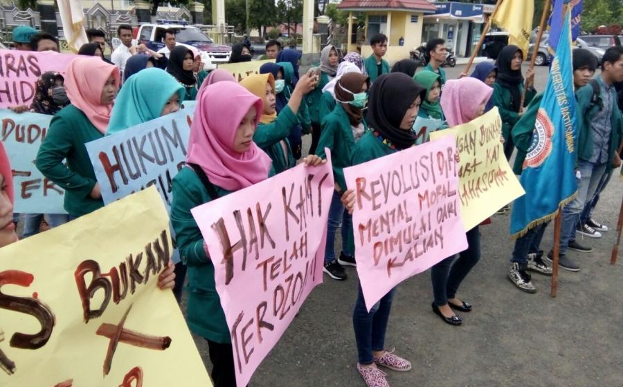 mahasiswa unras gelar aksi di kantor bupati  bengkulu utara