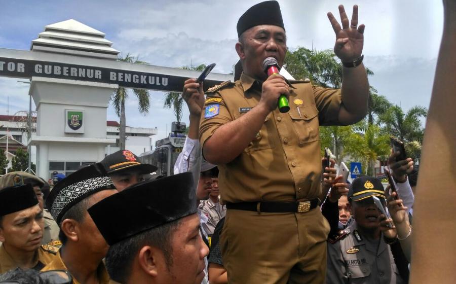 setda menanggapi pendemo