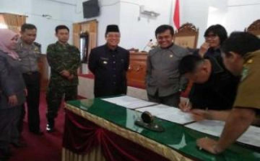 Bupati Seluma Bundra Jaya dan Ketua DPRD Seluma Husni Thamrin Menandatangani Surat Keputusan Kesepakatan bersama Pembentukan Peraturan Daerah Tahun 2018