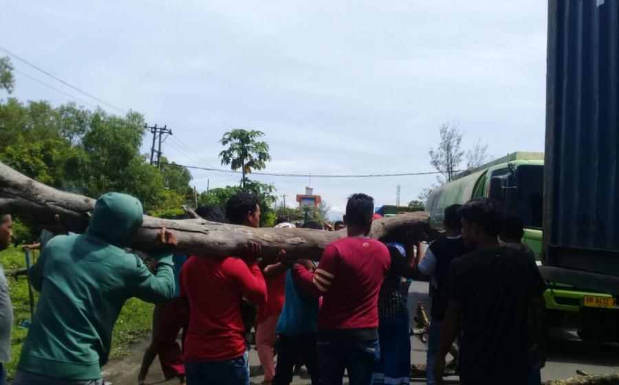 Aksi Nelayan Blokir Jalan Menuju Pelabuhan Pulau Baii