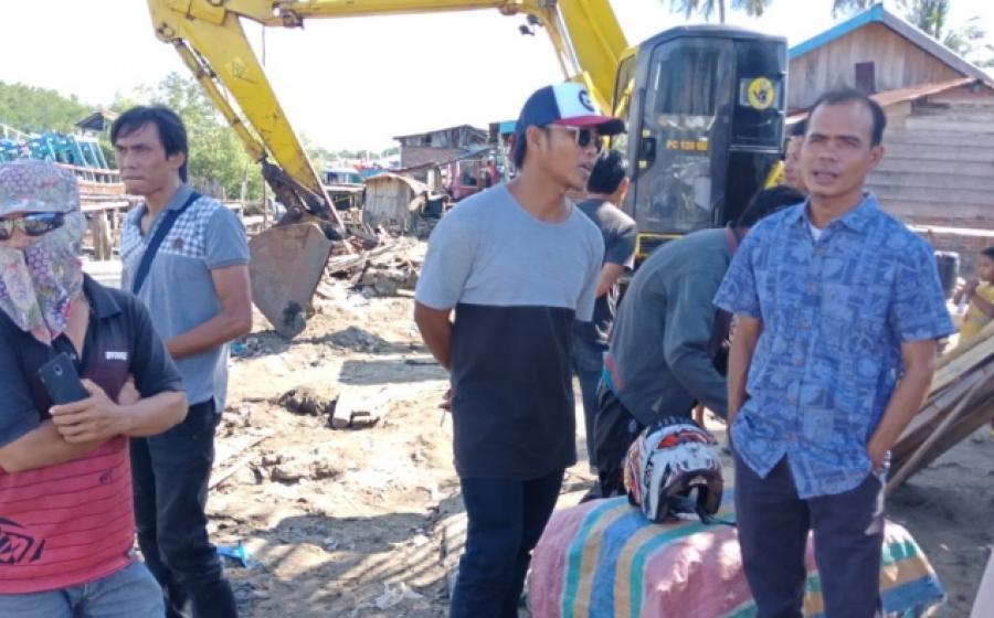 Teuku Zurkalnain, Waka II DPRD Kota Bengkulu saat mengunjungi kampung bahari mendengarkan keluhan nelayan