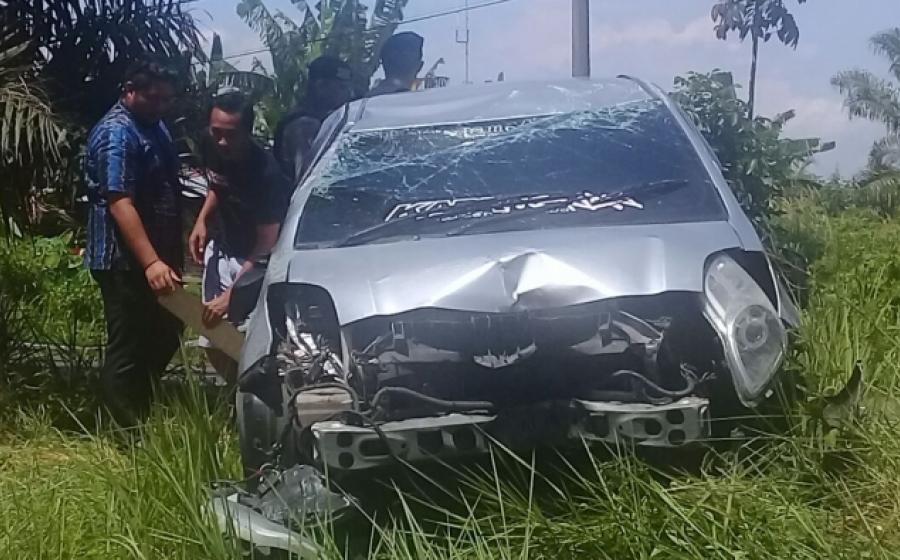 Mobil Yaris tanpa Nopol yang mengalami lakalantas rusak berat dibagian depan