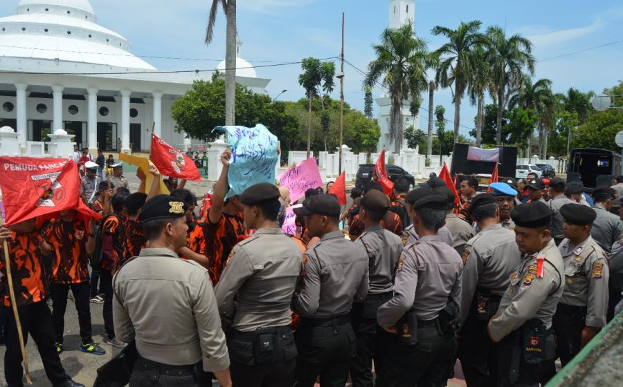 pemuda pancasila kota bengkulu saat aksi di kejaksaan negri kota bengkulu