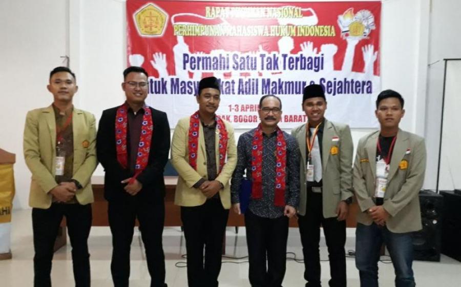 saat foto bersama menggunakan ciri khas bengkulu batik basurek