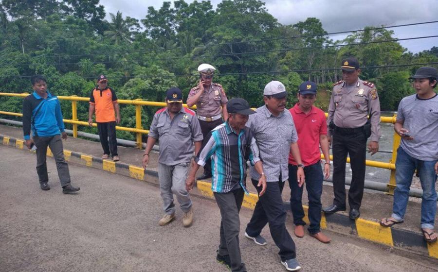 Bupati bengkulu utara saat meninjau jembatan retak