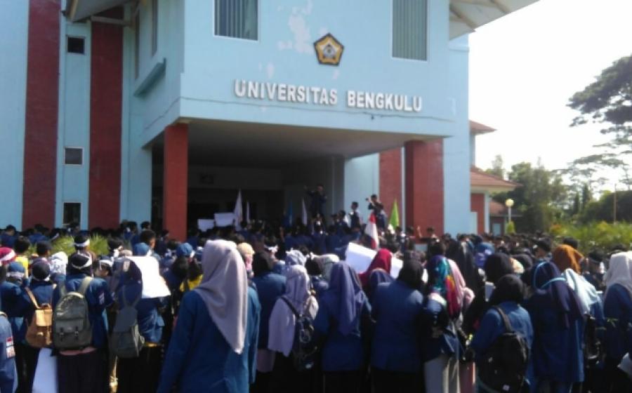  FORUM Sudah Muak Dengan Janji, UNIB Didemo Mahasiswanya Jumat, 04/06/2018 - 15:42 oleh websiteadmin Star Star Star Star Star ShareFacebookTwitterGoogle+WhatsApp Bengkulutoday.com - Kampus negeri Universitas Bengkulu (UNIB) yang menjadi kebanggaan masyarakat Bengkulu hari ini, Jumat (6/4/2018) didemo mahasiswanya. Sejumlah ratusan mahasiswa UNIB yang mengatasnamakan Aliansi Mahasiswa UNIB itu menggelar aksi unjuk rasa di depan Gedung Rektorat UNIB.  Aksi dimulai dari gedung Pusat Kegiatan Mahasiswa (PKM) me