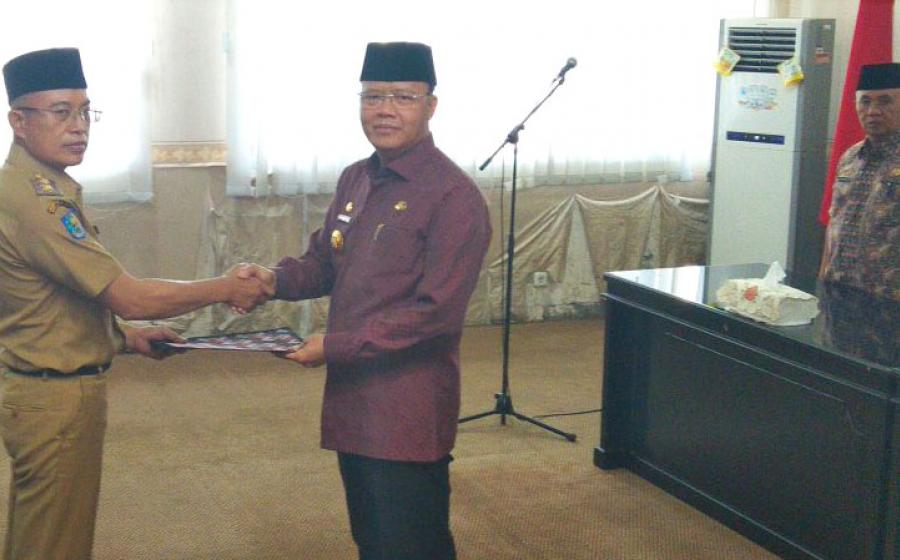 plt-gubernur-bengkulu-menyerahkan -sk plt-bupati-bengkulu-selatan