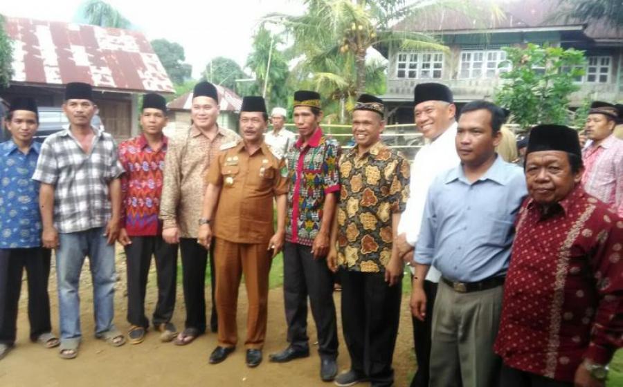 Bupati Bengkulu Tengah Ferry Ramli Foto Bersama dengan Keluarga Besar Raden Sandang 