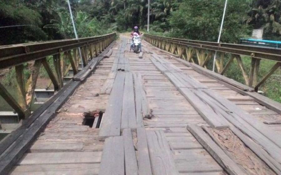 Jembatan Penghubung Pusat Perkantoran Benteng Rusak Parah