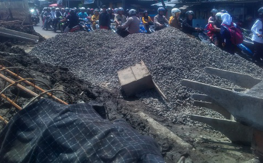 Sidak Proyek Pergantian Jembatan Air Rambai