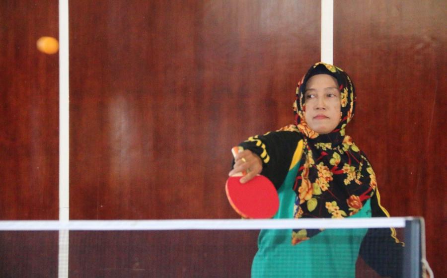 ibu-ibu bermain ping-pong