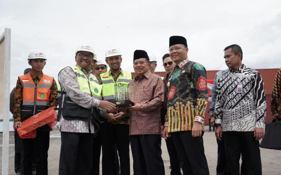 Wakil Presiden RI Jusuf Kalla didampingi Gubernur Bengkulu Rohidin Mersyah tinjau Pelabuhan Pulau Baai Bengkulu