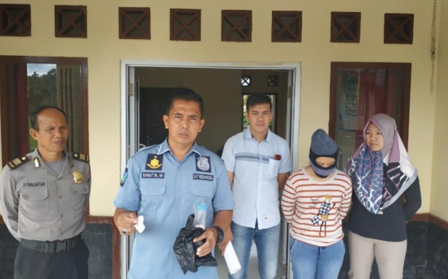 tersangka NW dan Barangbukti